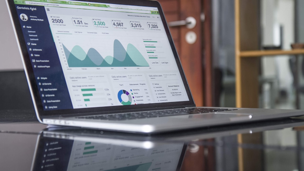 Baies serveurs en datacenter — infrastructure mesurable et pilotable
